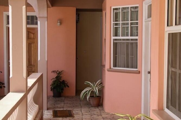 Hotel Iso's Bed & Breakfast (Glanvillia)